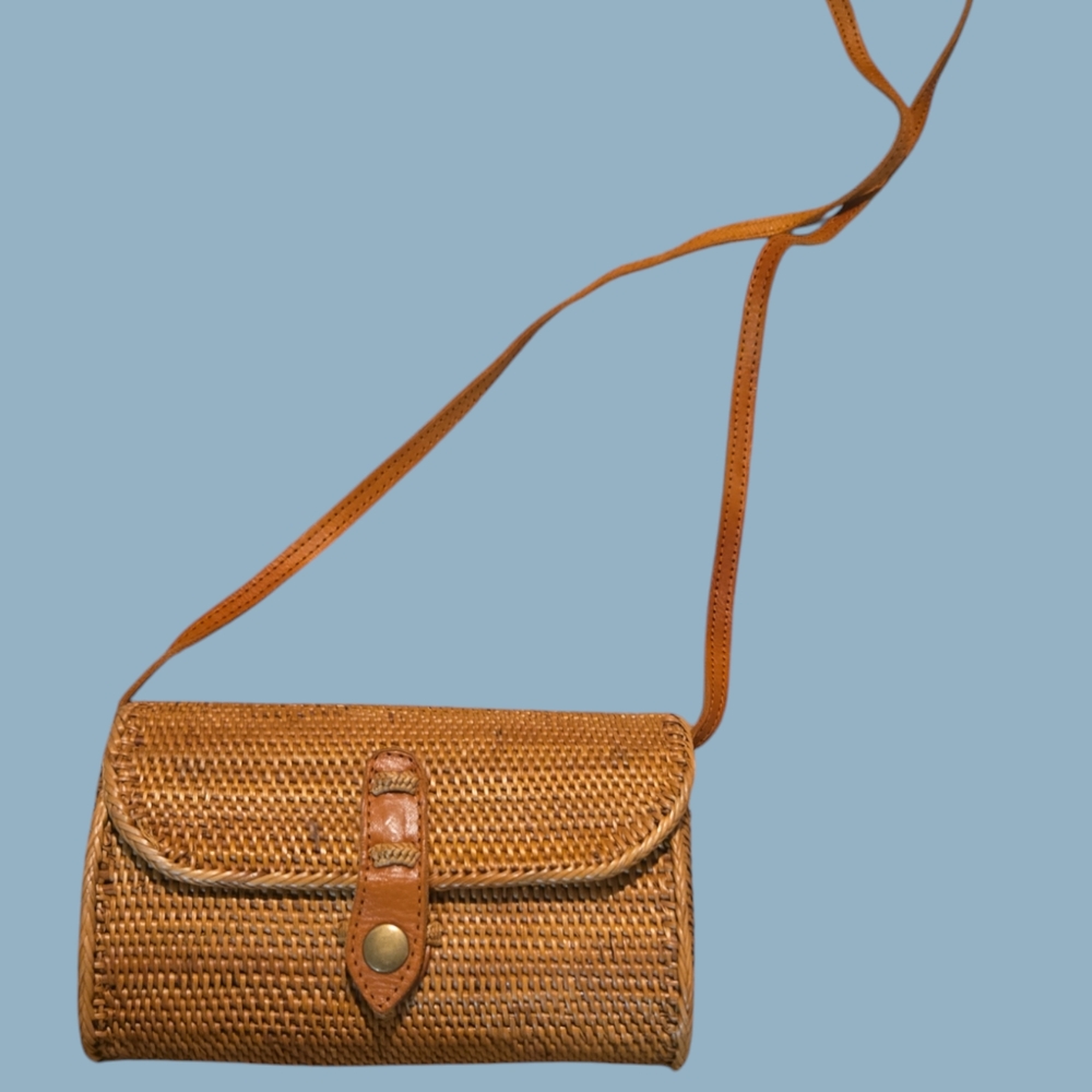 Elegant Tan Wicker Woven Crossbody Bag